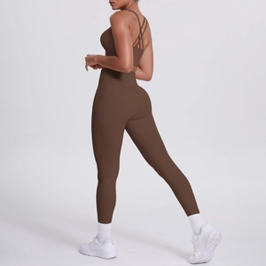 Ensemble de yoga marron avec brassière croisée et legging de sport taille haute