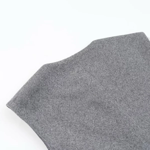 Vue macro du tissu à chevrons gris pour ensemble gilet et pantalon de mode