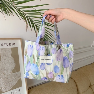 Détail d'un sac cabas en toile avec imprimés tulipes et étiquette LOVE SOZAKKA