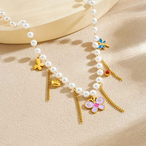 Elegante collana di perle con ciondoli a farfalla dorati e nappe in stile vintage