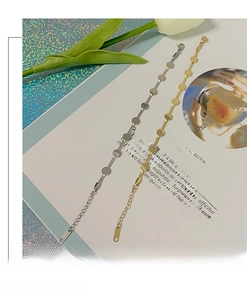 Details von minimalistischen Armbändern in Gold und Silber mit verstellbarem Verschluss
