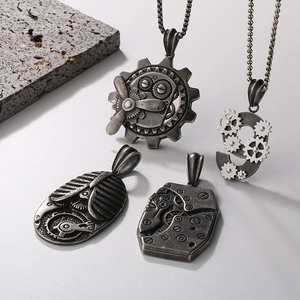 Detailansicht von vier Steampunk-Anhängern mit mechanischen Zahnrädern und Metalltexturen