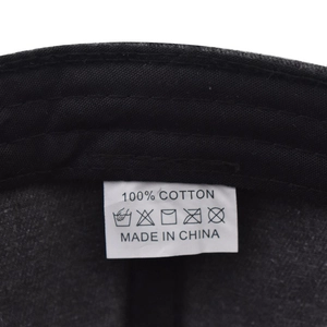 Detail des 100% Baumwolle Waschetiketts und der Innennaht einer verwaschenen Kappe