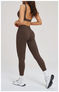 Dettaglio dei pantaloni yoga marroni a vita alta con tasca laterale e design della vita a V