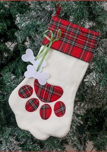 Détail d'une chaussette de Noël en patte d'animal en peluche avec motif à carreaux
