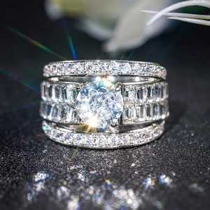 Luxe driedelige bruidsringset in zilver met ronde hoofdsteen en zijden diamanten