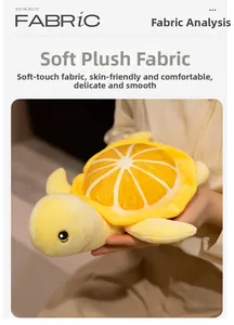 Détail macro de la peluche tortue citron montrant le tissu doux et la texture de la carapace