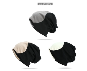 Vue détaillée montrant trois combinaisons de couleurs bicolores de bonnets en maille