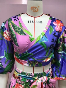 Detalle de top cruzado con cuello en V y estampado floral tropical y de leopardo mujer