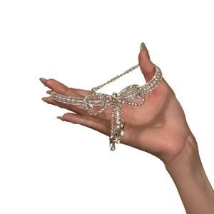 Elegantes Strass-Schleifen-Choker mit Perlen und Fransen-Quasten in Silber-Finish
