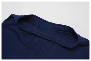 Détail de la taille élastiquée côtelée sur le pantalon de sport en maille bleu marine