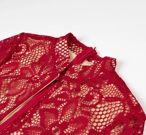 Détail de la fermeture éclair invisible et du col en dentelle sur robe rouge ajustée