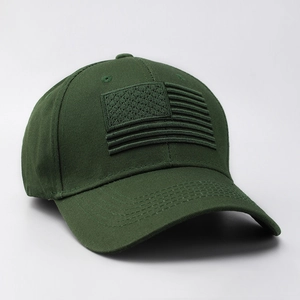 Primo piano del cappello da baseball verde oliva con la toppa della bandiera USA