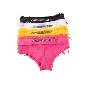 Dettaglio di shorts in denim a vita bassa multicolore con strass e bordi sfilacciati