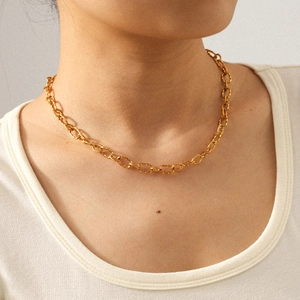 Collier en acier inoxydable plaqué or 18 carats avec texture spirale sur un mannequin