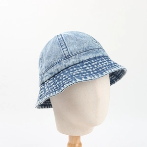 Bob en jean délavé bleu clair avec coutures renforcées et style vintage artistique