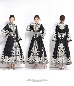 Détails de l'imprimé floral baroque vintage et de la taille ajustée sur robe longue noire