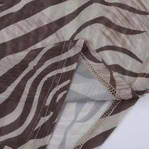Gros plan sur le tissu en maille zébré montrant les détails de couture overlock
