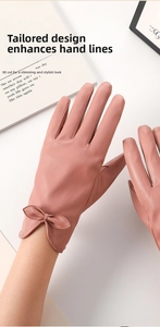 Dettaglio guanti in pelle rosa con elegante fiocco al polso e cuciture sartoriali