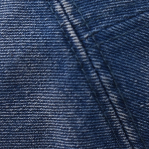 Gros plan sur le denim bleu marine avec tissage sergé et coutures doubles détaillées