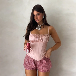 Completo canotta a corsetto in raso rosa e pantaloncini a quadri rossi con collana