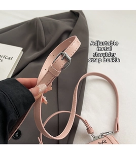 Dettaglio della tracolla in pelle rosa con fibbia di regolazione in metallo argento