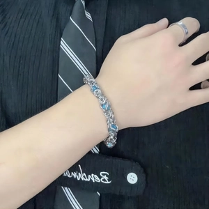 Bracelet hip-hop pour homme en acier tressé avec accents bleus et fini argent