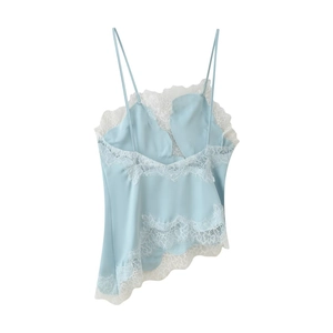 Détail du caraco en satin bleu clair avec bordure en dentelle blanche et ourlet asymétrique