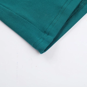 Vue détaillée en gros plan du tissu en maille vert foncé avec couture à double aiguille