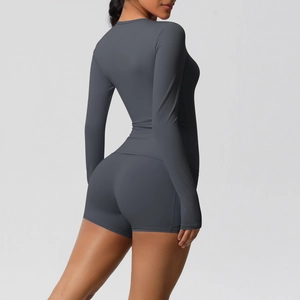 Détail de l'ensemble de yoga gris foncé montrant la texture mate et la coupe ajustée