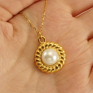 Elegant 18k gold plated sun flower pearl necklace with circular textured pendant