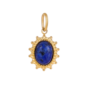 Detail eines ovalen blauen Natursteinanhängers mit goldenem Sonnenstrahlen-Metallrahmen