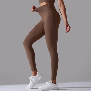 Detailansicht des breiten Rippbunds der dunkelbraunen, nahtlosen High-Waist-Yogahose