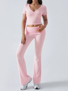Ensemble Y2K rose deux pièces avec T-shirt court col en V et pantalon évasé taille haute