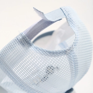 Détail de la casquette de baseball en mesh bleu clair avec tissu respirant et velcro