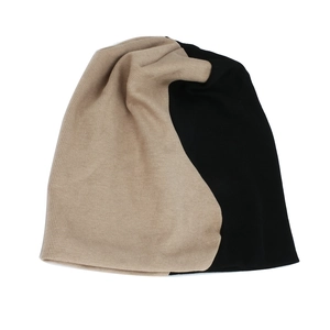 Détail du bonnet en maille côtelée bicolore beige et noir pour l'hiver chaud