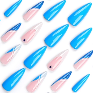 Faux ongles stiletto french avec paillettes bleues et détails en strass