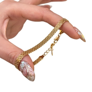 Bracciale a maglia piatta placcato oro 18K con catena intrecciata e chiusura a moschettone