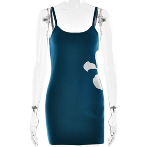 Mini robe sexy en tricot bleu marine à motif floral blanc avec dos nu et fines bretelles