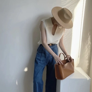 Chapeau melon camel à large bord élégant avec une tenue de mode minimaliste chic