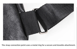 Detail van zilveren metalen gesp die de leren tas verbindt met de nylon schouderband