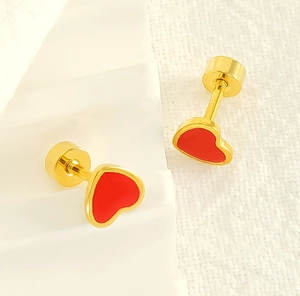 Détail des boucles d'oreilles cœur rouge, finition dorée avec fermoir à vis sécurisé