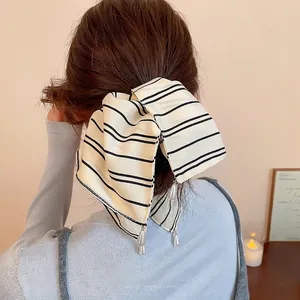Barrette à cheveux à rayures avec pendentif perle sur modèle dans un cadre intérieur