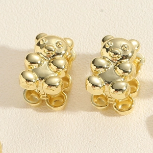Makroaufnahme von 14K vergoldeten Teddybär-Ohrringen mit poliertem Spiegelglanz-Finish