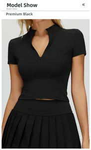 Dettaglio della maglia da yoga nera slim-fit con collo alto e chiusura a zip