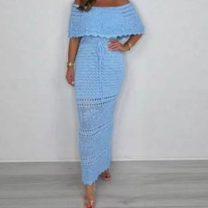 Abito midi in maglia all'uncinetto celeste con spalle scoperte e coulisse in vita