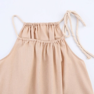 Robe de plage dos nu en lin avec bretelles en corde tressée sur fond blanc
