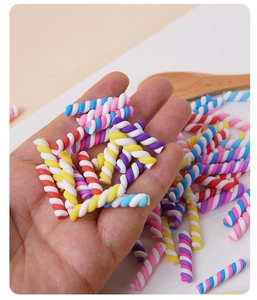 Vue macro de breloques miniatures en argile guimauve colorées pour décoration de gâteau