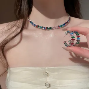 Luxuriöses Zirkon-Schmuckset mit bunter Halskette und großen Ohrringen an einem Model