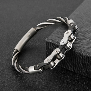 Nahaufnahme von silber-schwarzem Edelstahl-Fahrradkettenarmband mit Industriedraht-Detail